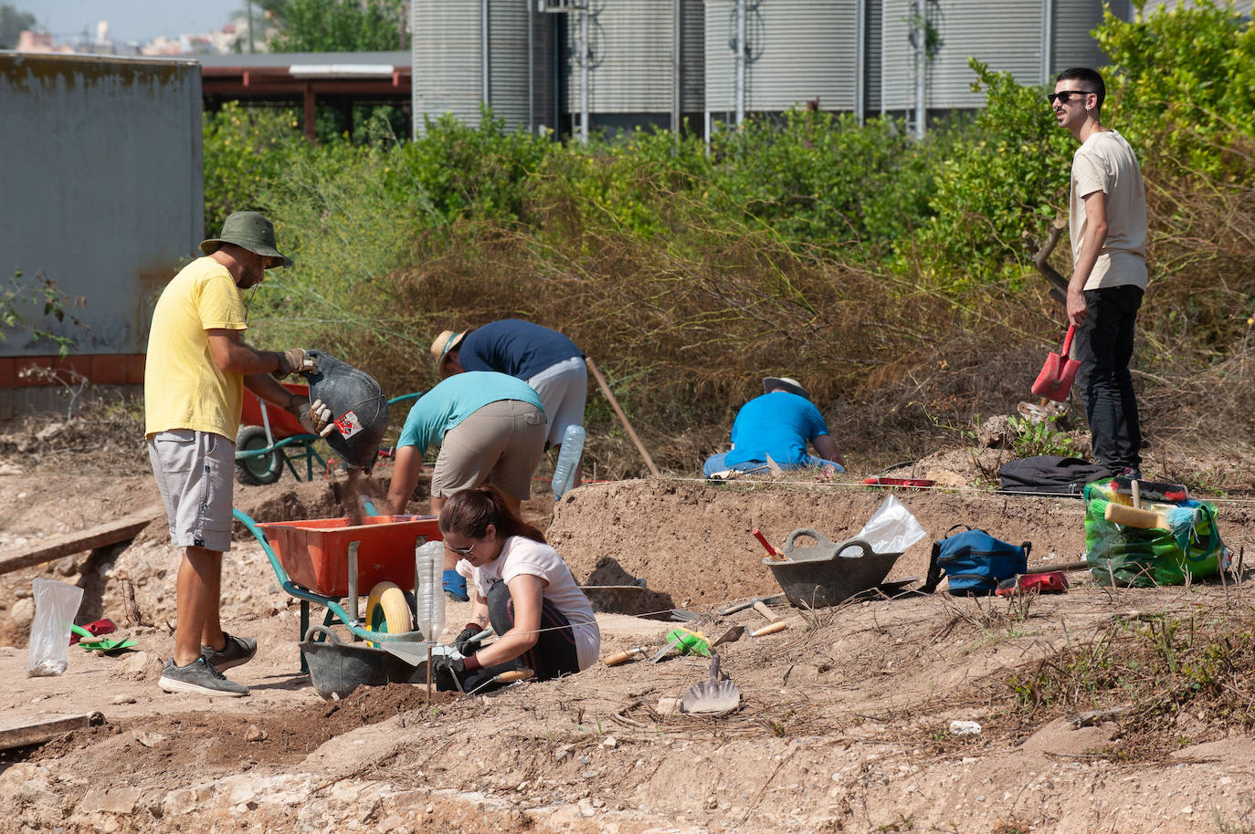 Un grupo de veinte arqueólogos comenzó a principios de este mes con los nuevos trabajos de excavación que continúan estudiando el Castillejo de Monteagudo
