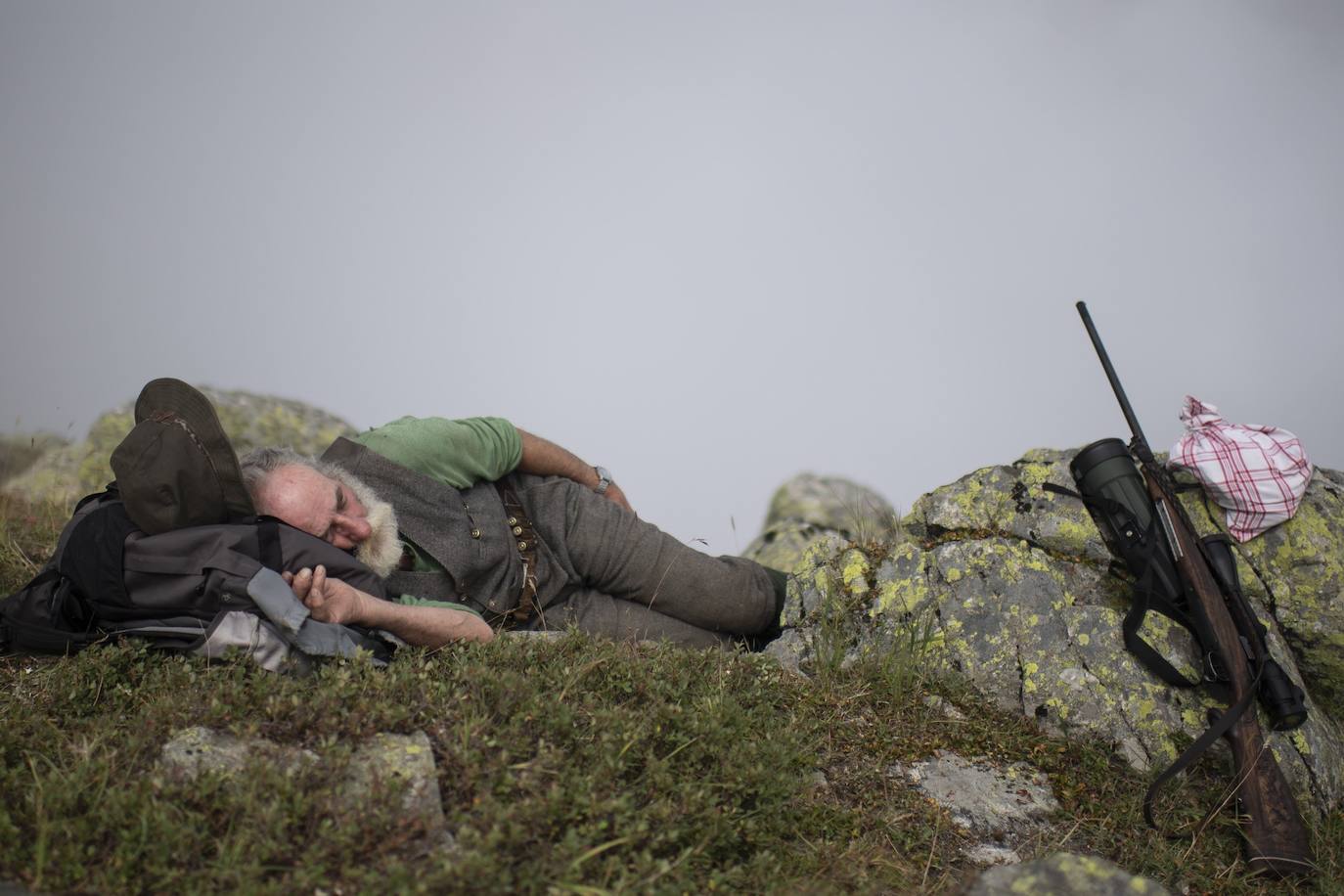 El cazador Peter Marugg y su perro Fjura caminan por el monte de Klosters (Suiza) a la caza de rebecos, en la que participan unos 5.500 cazadores al ser esta una larga tradición en el cantón de los Grisones. Marugg, de 69 años, se dedica a esta actividad desde 1970.