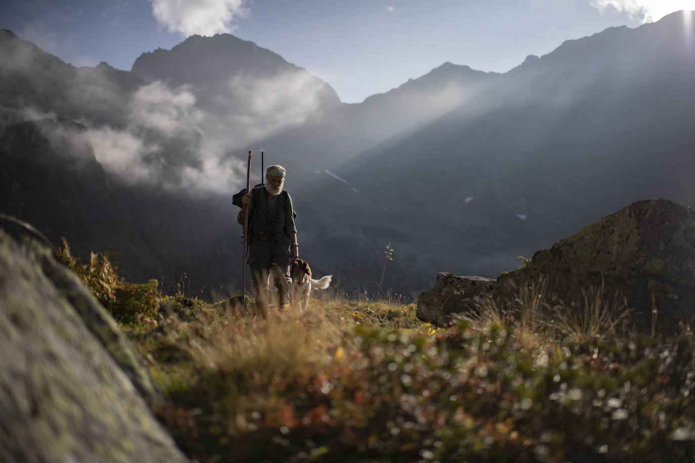 El cazador Peter Marugg y su perro Fjura caminan por el monte de Klosters (Suiza) a la caza de rebecos, en la que participan unos 5.500 cazadores al ser esta una larga tradición en el cantón de los Grisones. Marugg, de 69 años, se dedica a esta actividad desde 1970.