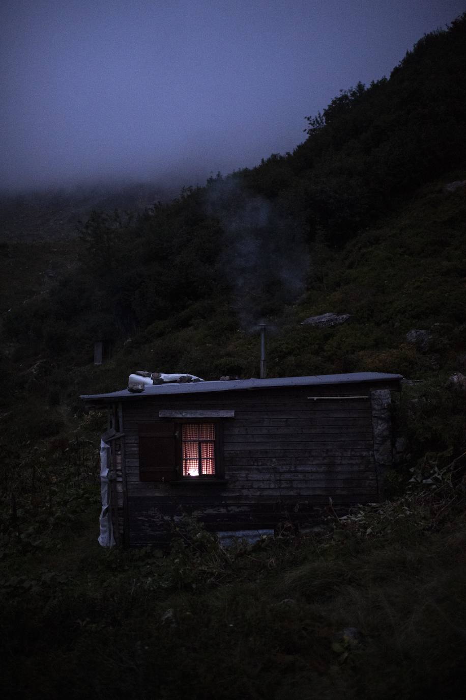 El cazador Peter Marugg y su perro Fjura caminan por el monte de Klosters (Suiza) a la caza de rebecos, en la que participan unos 5.500 cazadores al ser esta una larga tradición en el cantón de los Grisones. Marugg, de 69 años, se dedica a esta actividad desde 1970.