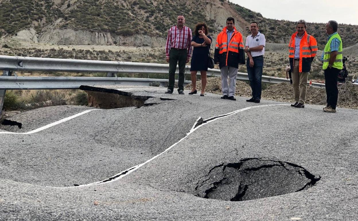 Una de las carreteras dañadas por el temporal, la que une los Baños de Fortuna con la Venta Collares, este viernes.