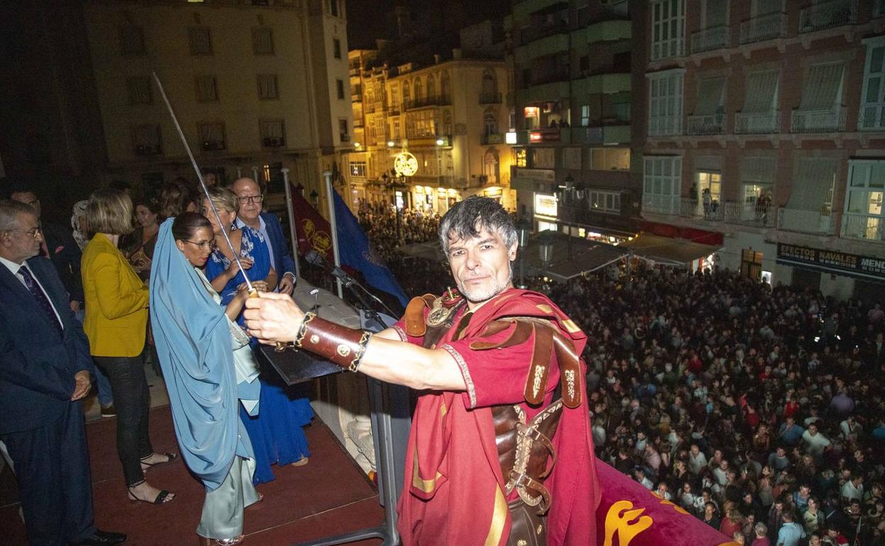 El pregonero del Año XXX de Carthagineses y Romanos posa con una espada, en el acto de anoche.