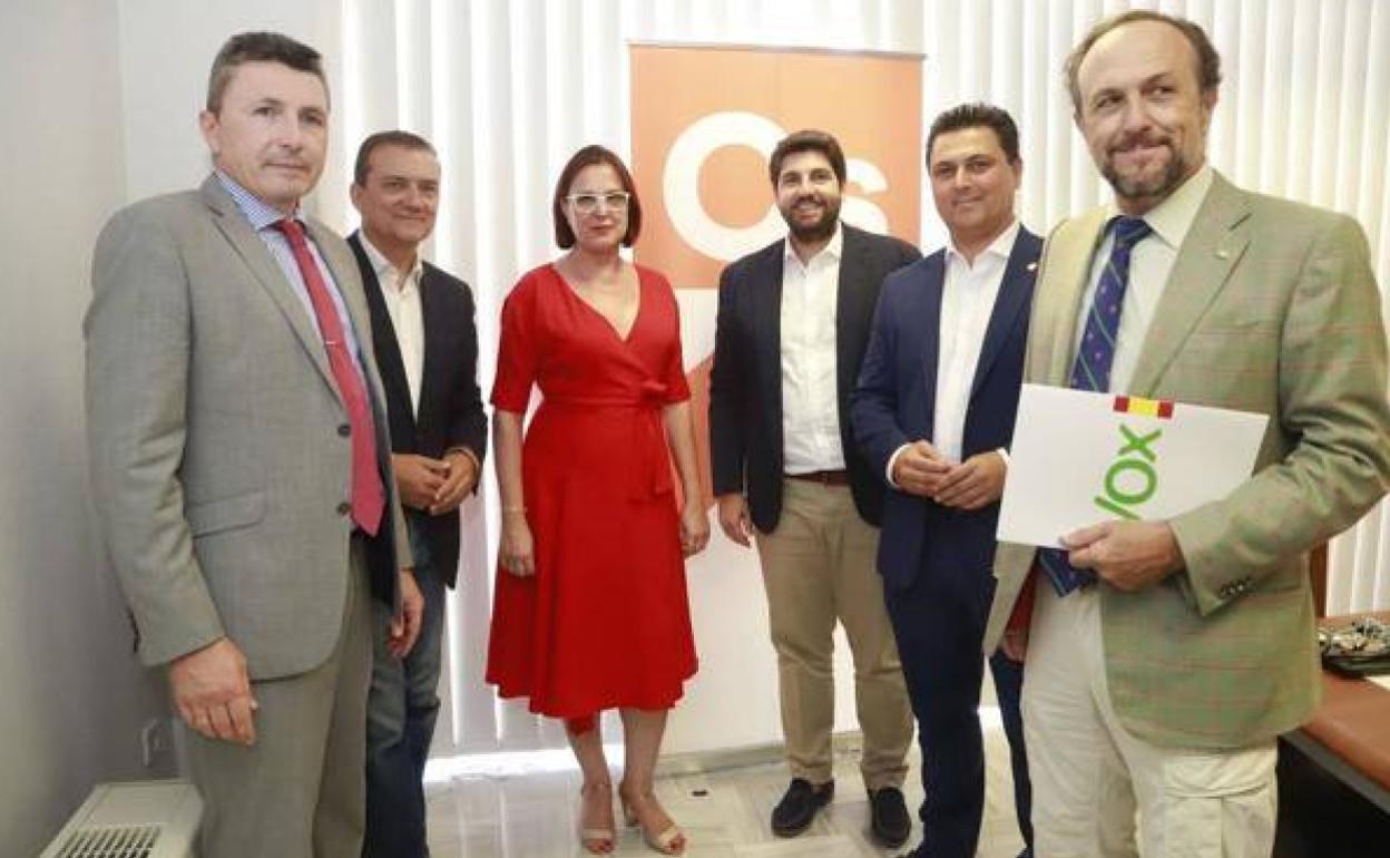 Representanes de PP, Cs y Vox, en una de las reuniones mantenidas para el acuerdo de Gobierno, en una imagen de archivo.
