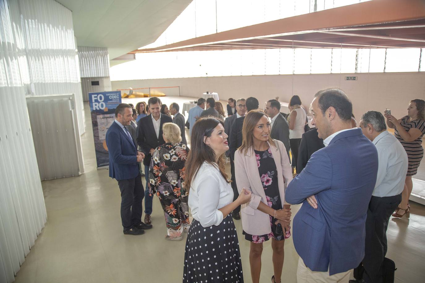El Foro Ciclo de Conferencias La Verdad-COEC, celebrado ayer en el Auditorio y Palació de Congresos El Batel, en Cartagena, trató de arrojar luz acerca de los procesos de transformación digital que debe afrontar el empresariado con celeridad.
