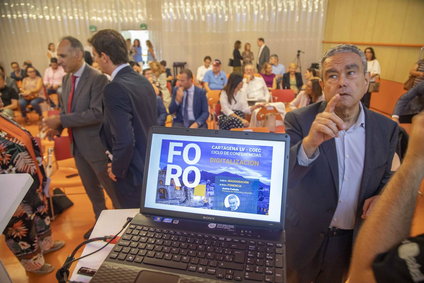 El Foro Ciclo de Conferencias La Verdad-COEC, celebrado ayer en el Auditorio y Palació de Congresos El Batel, en Cartagena, trató de arrojar luz acerca de los procesos de transformación digital que debe afrontar el empresariado con celeridad.