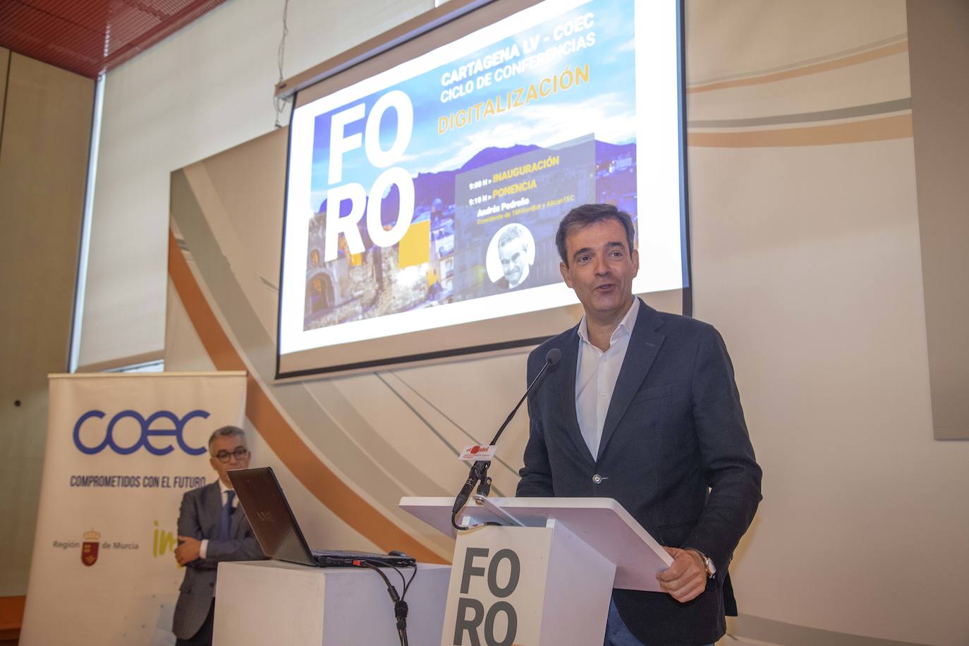 El Foro Ciclo de Conferencias La Verdad-COEC, celebrado ayer en el Auditorio y Palació de Congresos El Batel, en Cartagena, trató de arrojar luz acerca de los procesos de transformación digital que debe afrontar el empresariado con celeridad.