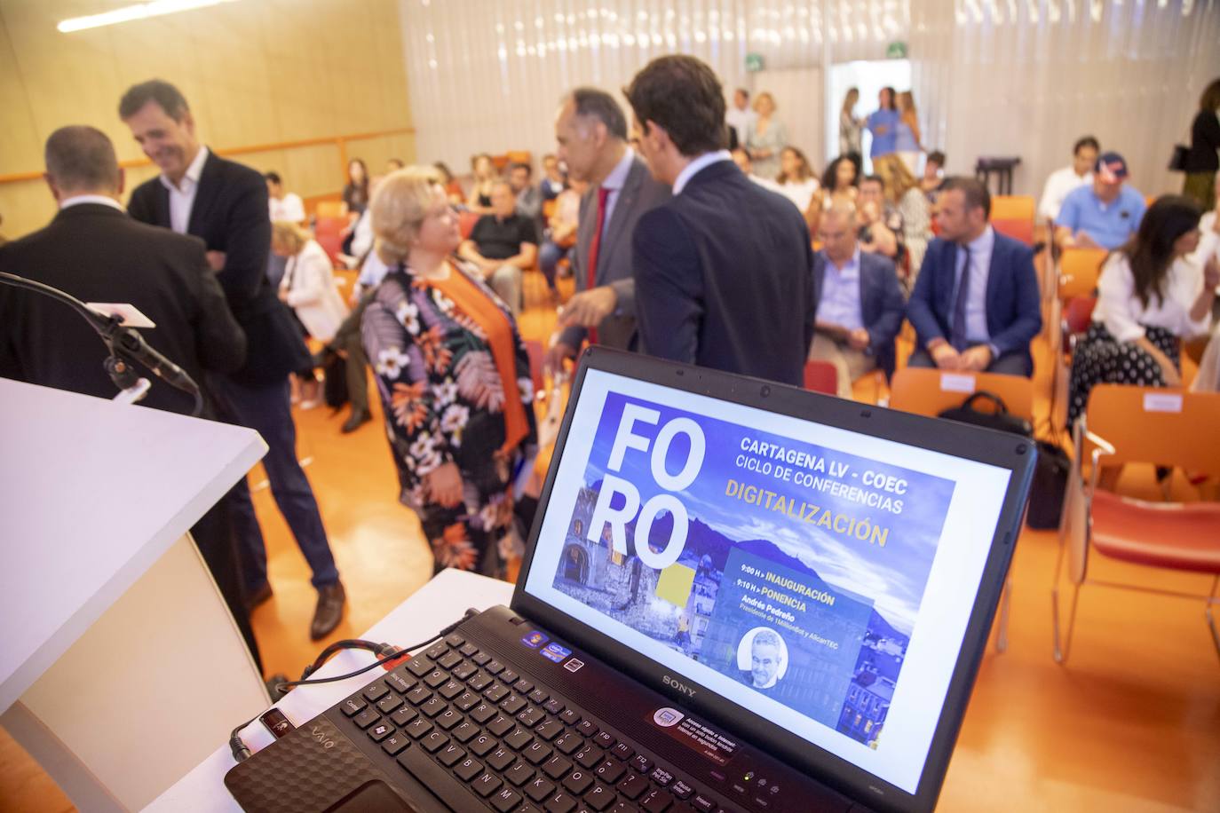 El Foro Ciclo de Conferencias La Verdad-COEC, celebrado ayer en el Auditorio y Palació de Congresos El Batel, en Cartagena, trató de arrojar luz acerca de los procesos de transformación digital que debe afrontar el empresariado con celeridad.