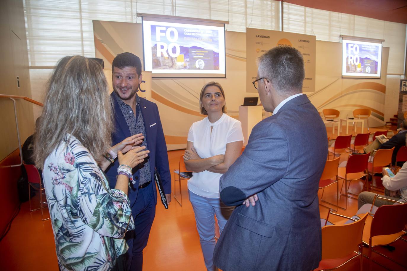 El Foro Ciclo de Conferencias La Verdad-COEC, celebrado ayer en el Auditorio y Palació de Congresos El Batel, en Cartagena, trató de arrojar luz acerca de los procesos de transformación digital que debe afrontar el empresariado con celeridad.