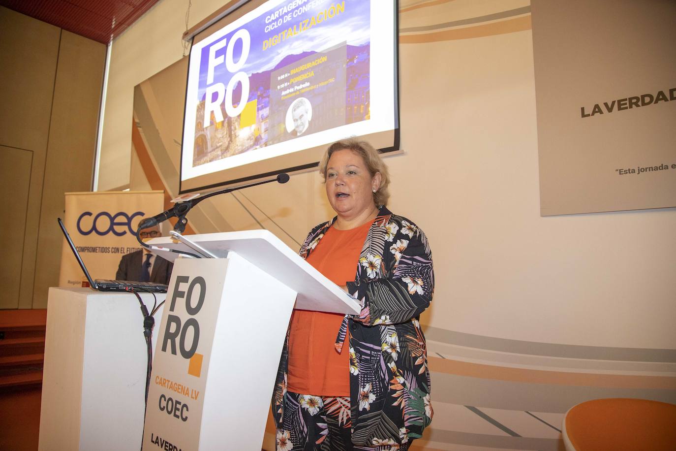 El Foro Ciclo de Conferencias La Verdad-COEC, celebrado ayer en el Auditorio y Palació de Congresos El Batel, en Cartagena, trató de arrojar luz acerca de los procesos de transformación digital que debe afrontar el empresariado con celeridad.