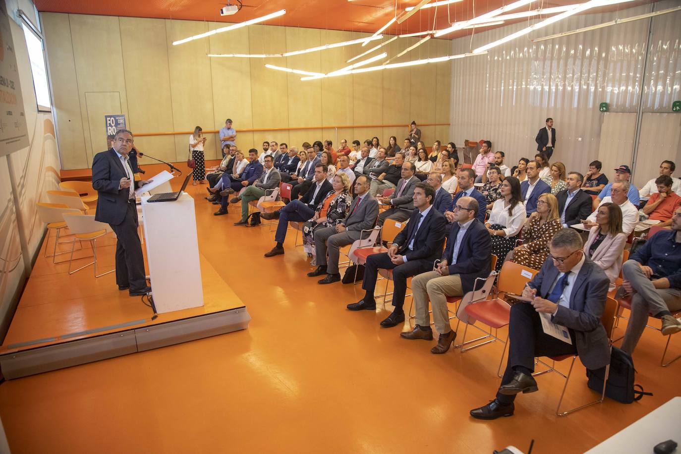 El Foro Ciclo de Conferencias La Verdad-COEC, celebrado ayer en el Auditorio y Palació de Congresos El Batel, en Cartagena, trató de arrojar luz acerca de los procesos de transformación digital que debe afrontar el empresariado con celeridad.