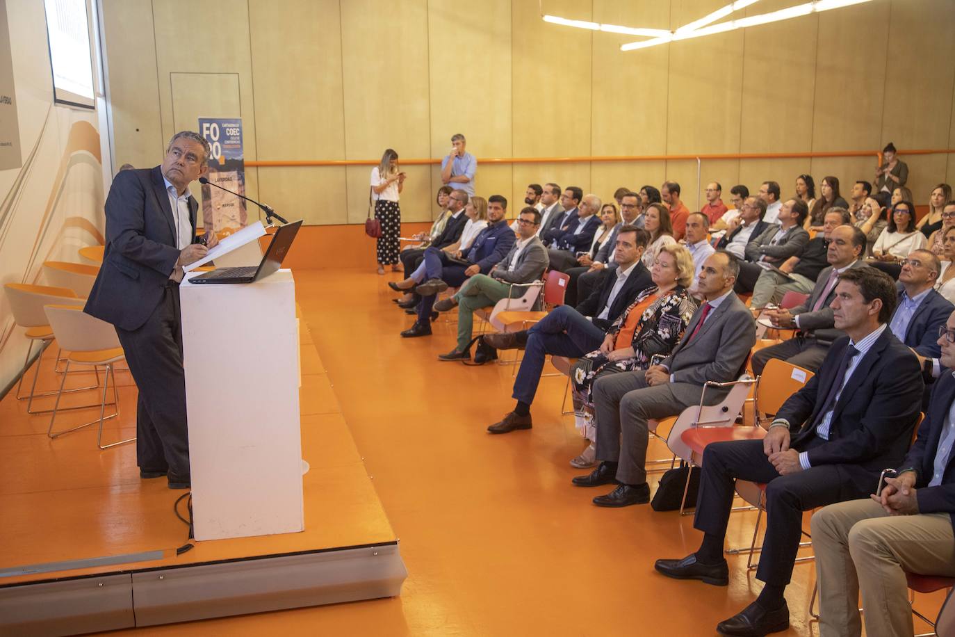 El Foro Ciclo de Conferencias La Verdad-COEC, celebrado ayer en el Auditorio y Palació de Congresos El Batel, en Cartagena, trató de arrojar luz acerca de los procesos de transformación digital que debe afrontar el empresariado con celeridad.