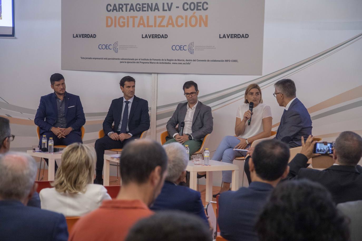 El Foro Ciclo de Conferencias La Verdad-COEC, celebrado ayer en el Auditorio y Palació de Congresos El Batel, en Cartagena, trató de arrojar luz acerca de los procesos de transformación digital que debe afrontar el empresariado con celeridad.