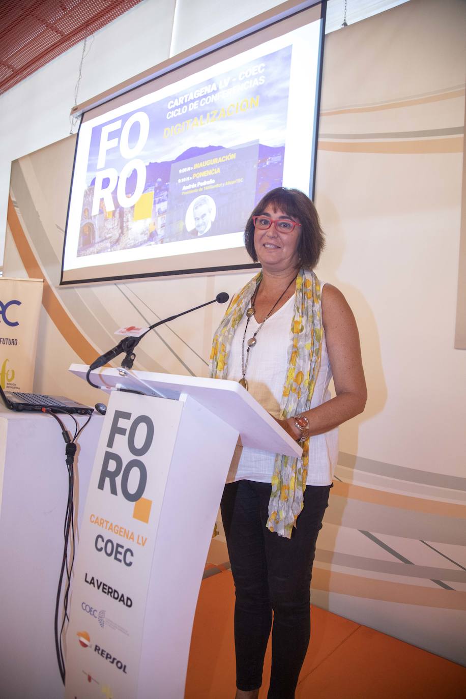 El Foro Ciclo de Conferencias La Verdad-COEC, celebrado ayer en el Auditorio y Palació de Congresos El Batel, en Cartagena, trató de arrojar luz acerca de los procesos de transformación digital que debe afrontar el empresariado con celeridad.