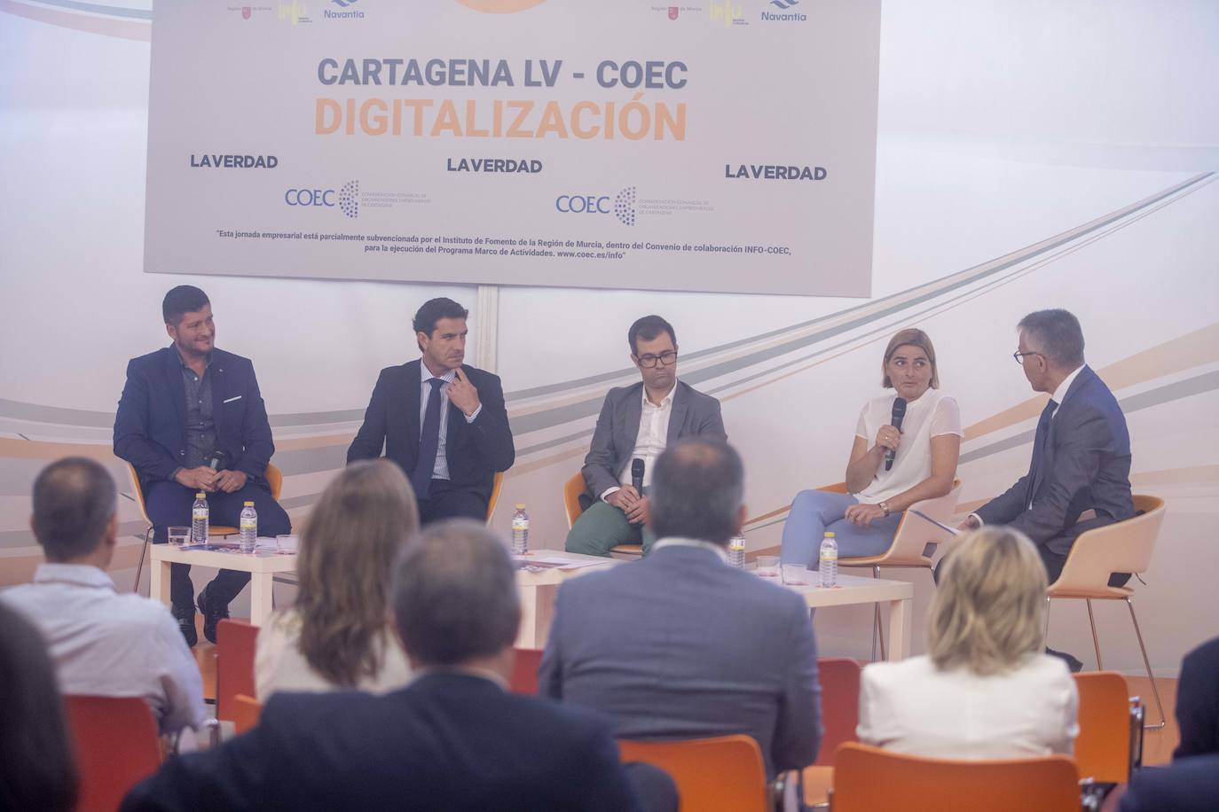 El Foro Ciclo de Conferencias La Verdad-COEC, celebrado ayer en el Auditorio y Palació de Congresos El Batel, en Cartagena, trató de arrojar luz acerca de los procesos de transformación digital que debe afrontar el empresariado con celeridad.