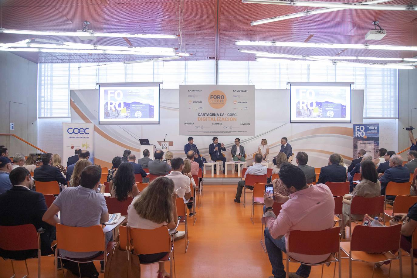 El Foro Ciclo de Conferencias La Verdad-COEC, celebrado ayer en el Auditorio y Palació de Congresos El Batel, en Cartagena, trató de arrojar luz acerca de los procesos de transformación digital que debe afrontar el empresariado con celeridad.