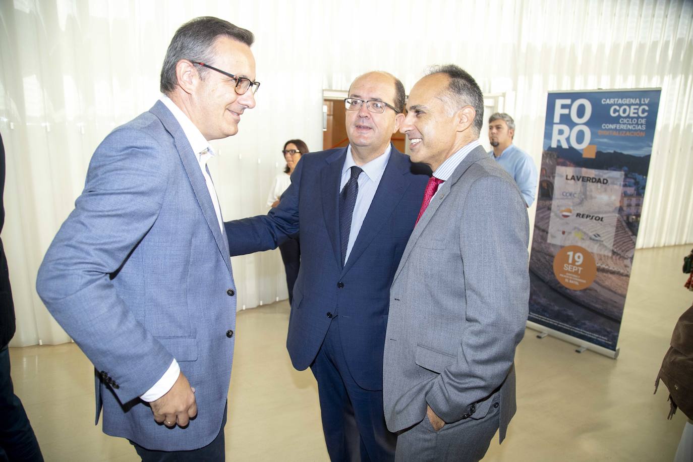 El Foro Ciclo de Conferencias La Verdad-COEC, celebrado ayer en el Auditorio y Palació de Congresos El Batel, en Cartagena, trató de arrojar luz acerca de los procesos de transformación digital que debe afrontar el empresariado con celeridad.