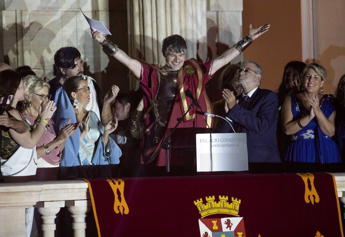 «¡Ahora vosotros sois la historia», dijo el actor en el acto inaugural del trigésimo aniversario en el que todos recordaron a los damnificados de la catástrofe causada por la 'gota fría'.