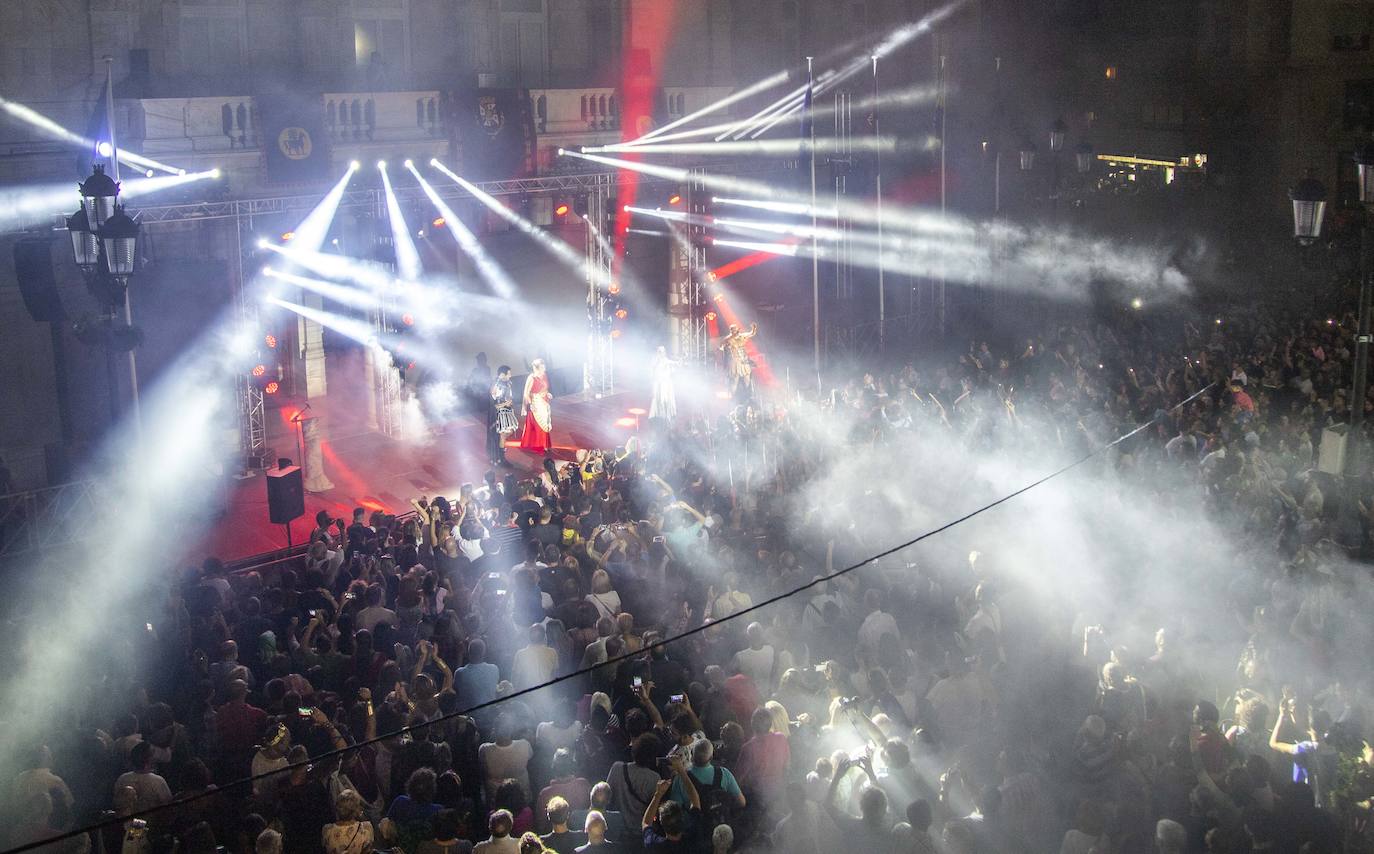 «¡Ahora vosotros sois la historia», dijo el actor en el acto inaugural del trigésimo aniversario en el que todos recordaron a los damnificados de la catástrofe causada por la 'gota fría'.