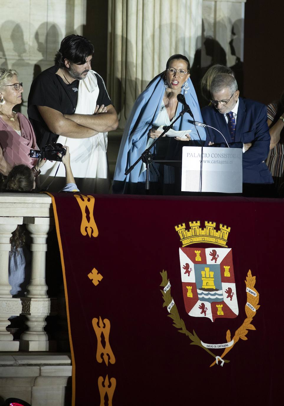 «¡Ahora vosotros sois la historia», dijo el actor en el acto inaugural del trigésimo aniversario en el que todos recordaron a los damnificados de la catástrofe causada por la 'gota fría'.