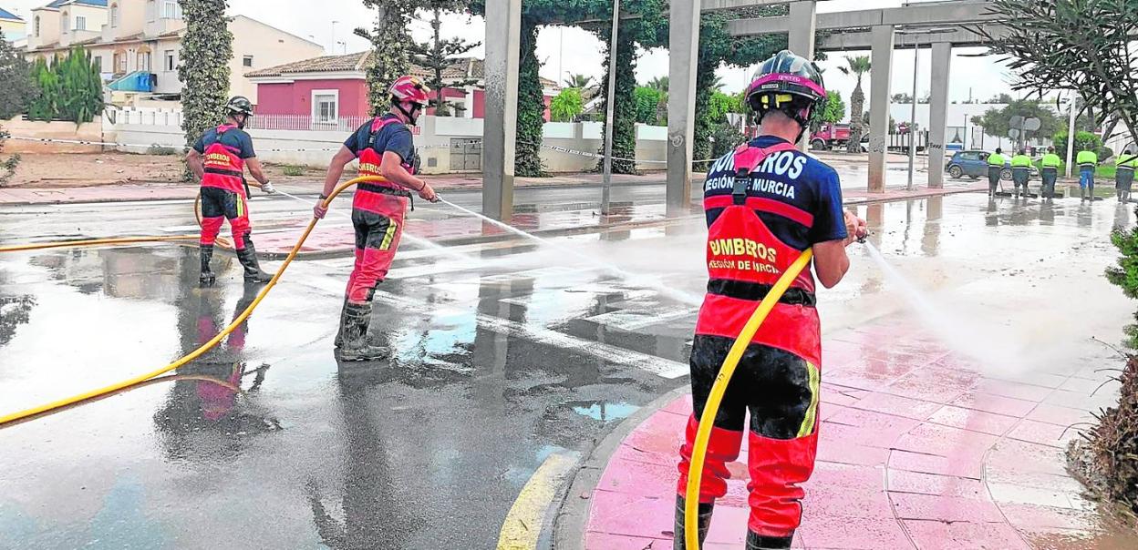 Efectivos de bomberos continuaron con los trabajos de limpieza del casco urbano de Los Alcázares, ayer. 