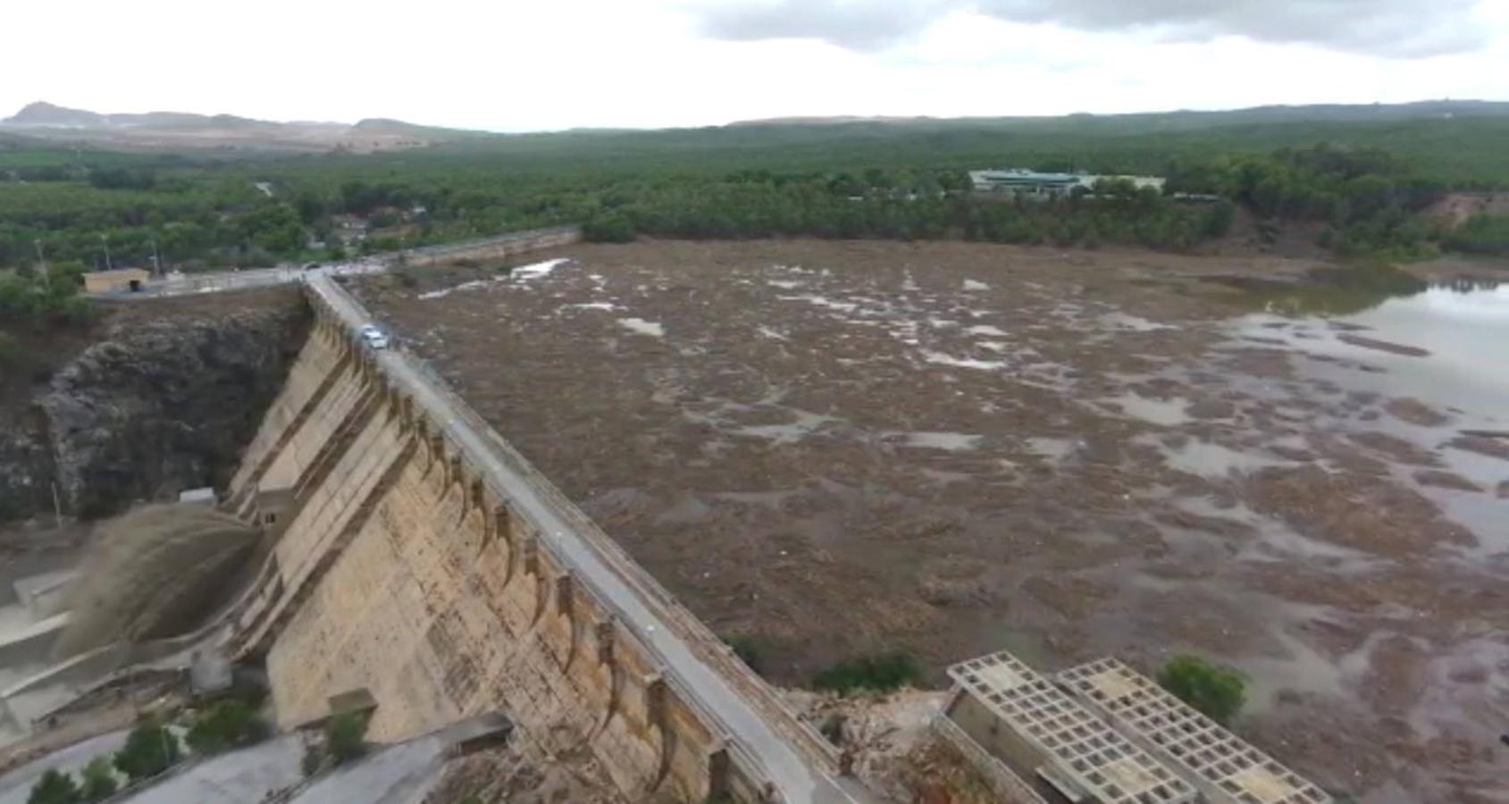 Desembalse del pantano de Santomera, lleno tras las lluvias.