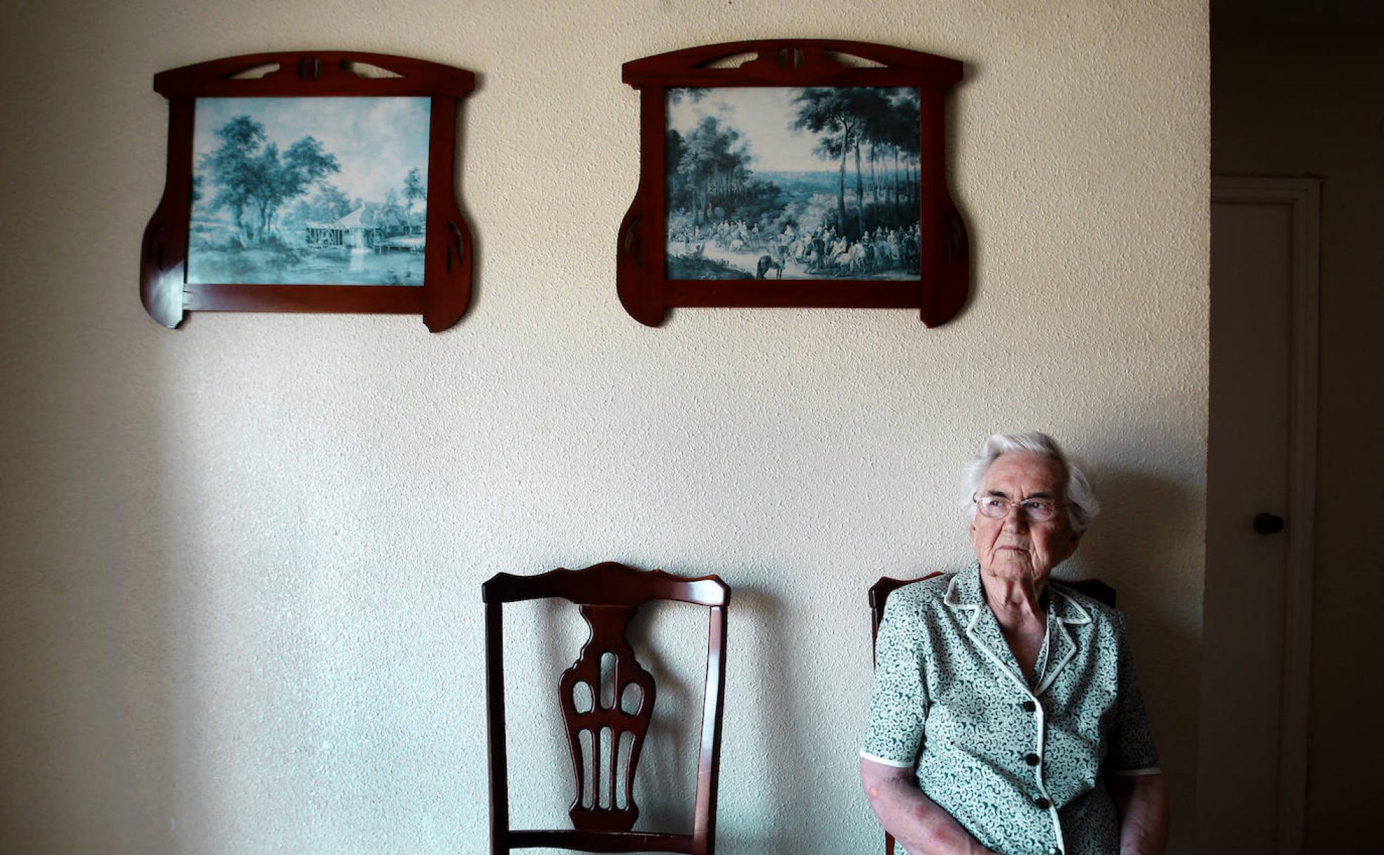 La cartagenera Antonia Díaz mira hacia el exterior desde su salón.