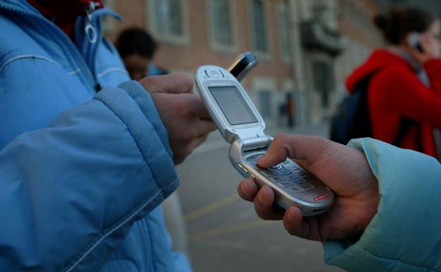 La Comunidad de Madrid prohibirá los móviles en los colegios públicos