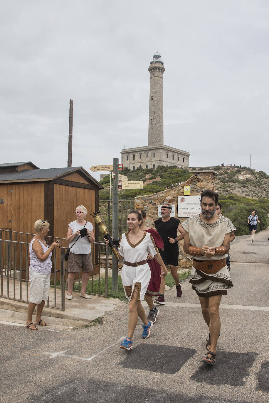 La Ruta Iter Ignis comenzó en Cabo de Palos y reunió a una veintena de relevistas.