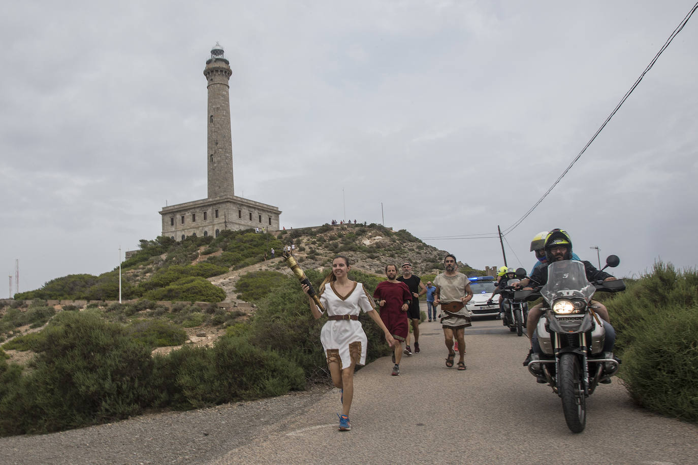 La Ruta Iter Ignis comenzó en Cabo de Palos y reunió a una veintena de relevistas.