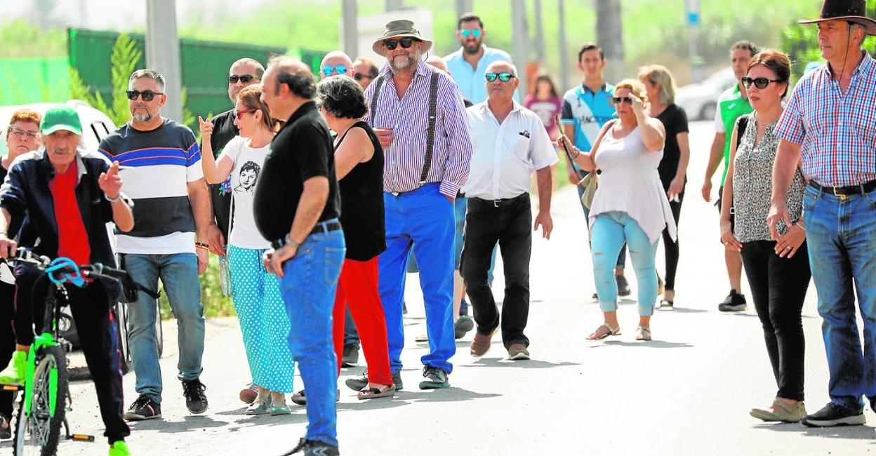 Vecinos de Santa Cruz se desplazaron ayer por la mañana hasta las puertas del centro para mostrar su rechazo a las instalaciones. 