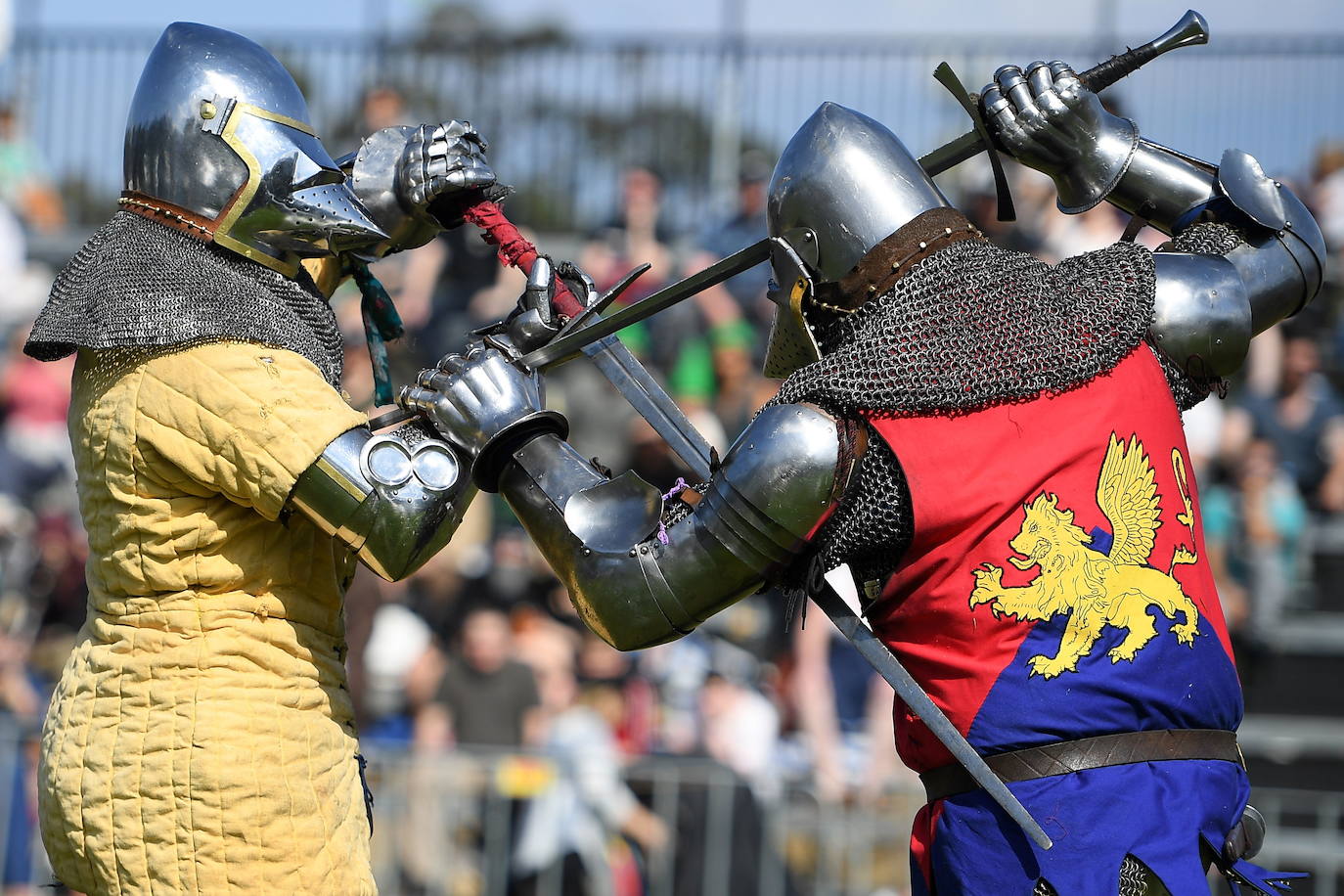Varios caballeros compiten en la tradicional Feria Medieval de St Ives en Sídney, Australia.