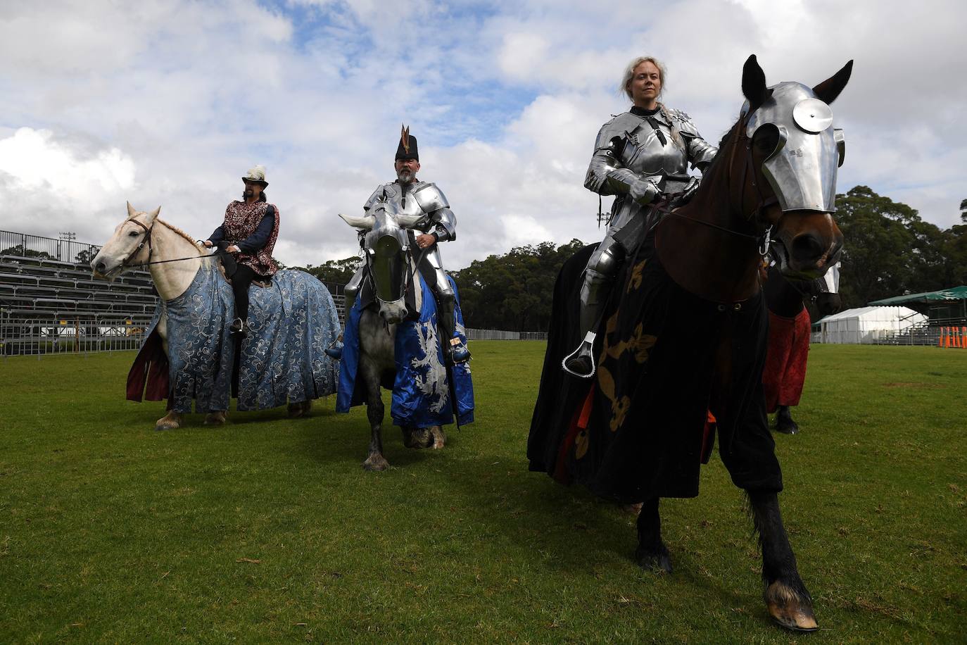 Varios caballeros compiten en la tradicional Feria Medieval de St Ives en Sídney, Australia.