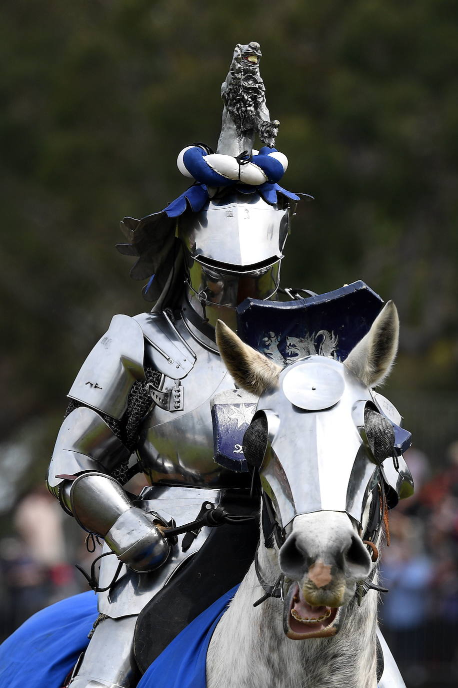 Varios caballeros compiten en la tradicional Feria Medieval de St Ives en Sídney, Australia.