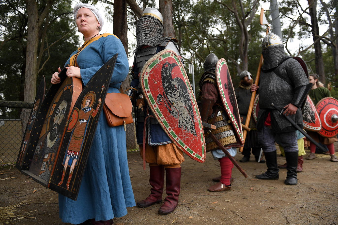 Varios caballeros compiten en la tradicional Feria Medieval de St Ives en Sídney, Australia.