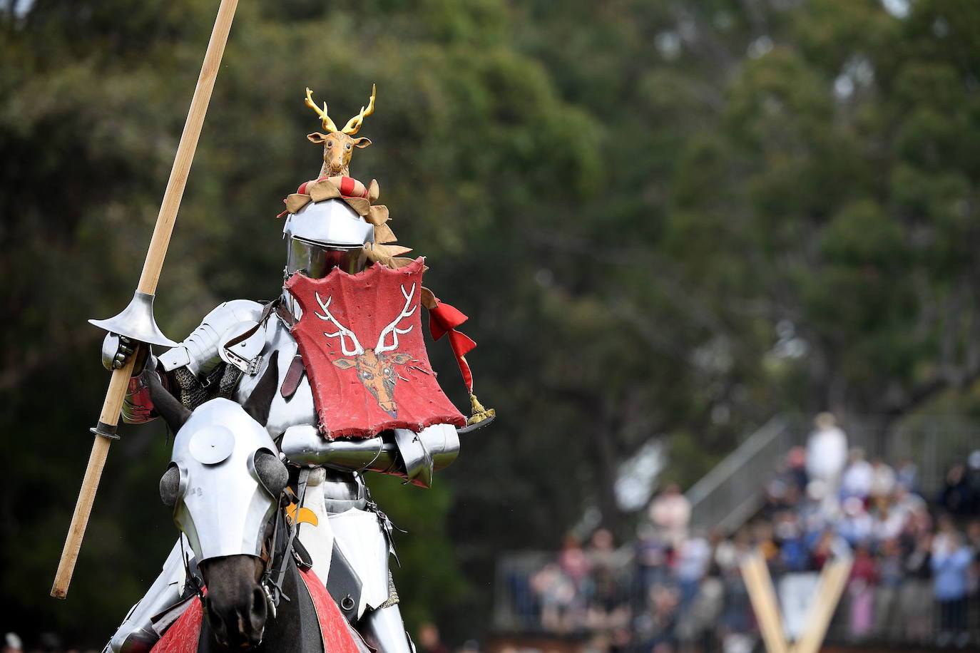Varios caballeros compiten en la tradicional Feria Medieval de St Ives en Sídney, Australia.