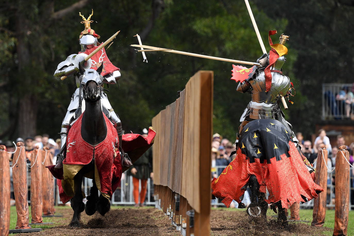 Varios caballeros compiten en la tradicional Feria Medieval de St Ives en Sídney, Australia.