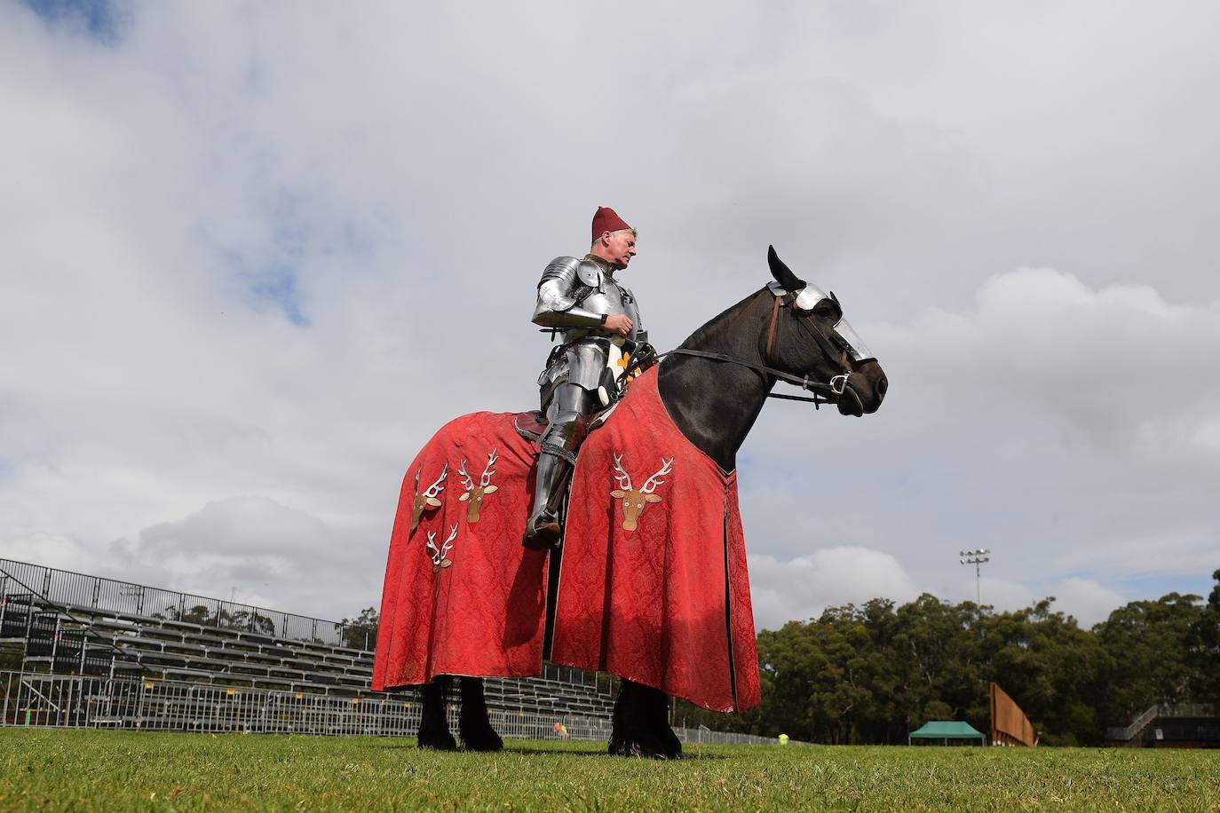 Varios caballeros compiten en la tradicional Feria Medieval de St Ives en Sídney, Australia.