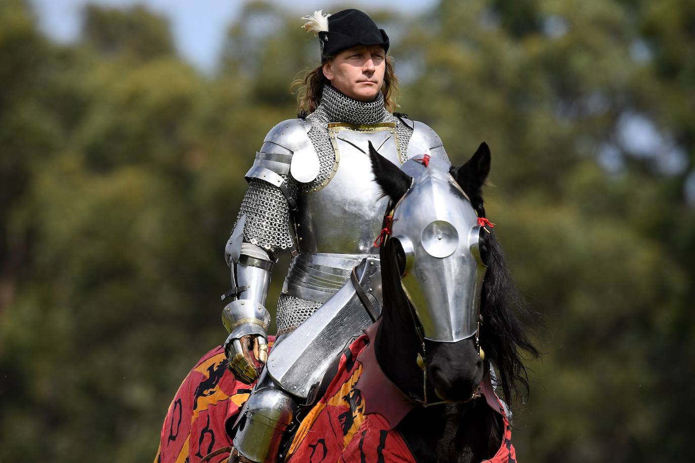 Varios caballeros compiten en la tradicional Feria Medieval de St Ives en Sídney, Australia.