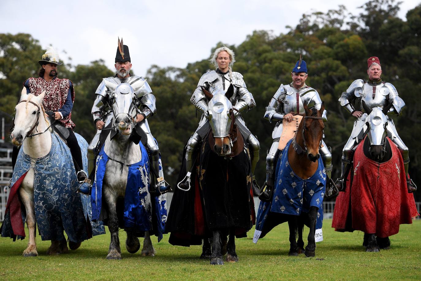 Varios caballeros compiten en la tradicional Feria Medieval de St Ives en Sídney, Australia.