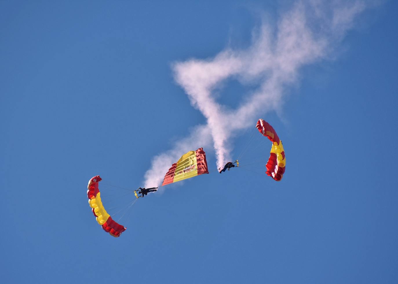 El presidente del Grupo Fuertes muestra su satisfacción de habe realizado el servicio militar en dicho lugar durante la apertura del curso escolar 2019/2020 de la Escuela Militar de Paracaidismo Méndez Parada