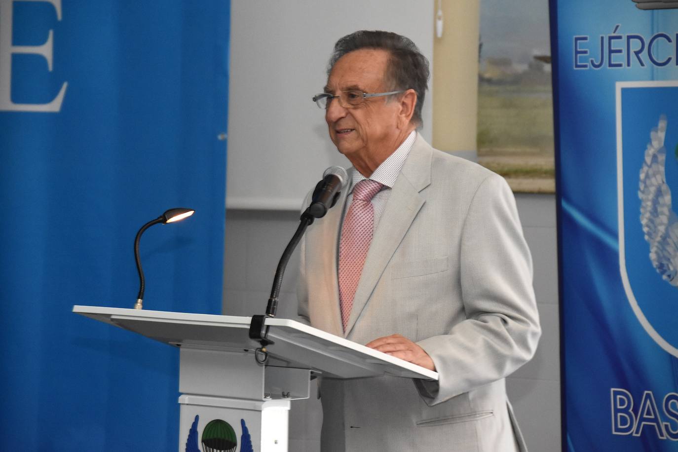 El presidente del Grupo Fuertes muestra su satisfacción de habe realizado el servicio militar en dicho lugar durante la apertura del curso escolar 2019/2020 de la Escuela Militar de Paracaidismo Méndez Parada