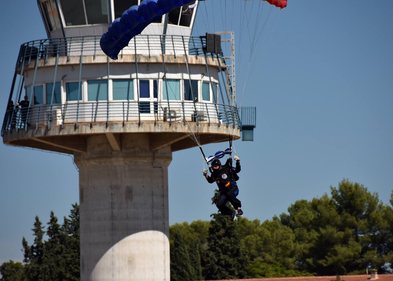 El presidente del Grupo Fuertes muestra su satisfacción de habe realizado el servicio militar en dicho lugar durante la apertura del curso escolar 2019/2020 de la Escuela Militar de Paracaidismo Méndez Parada