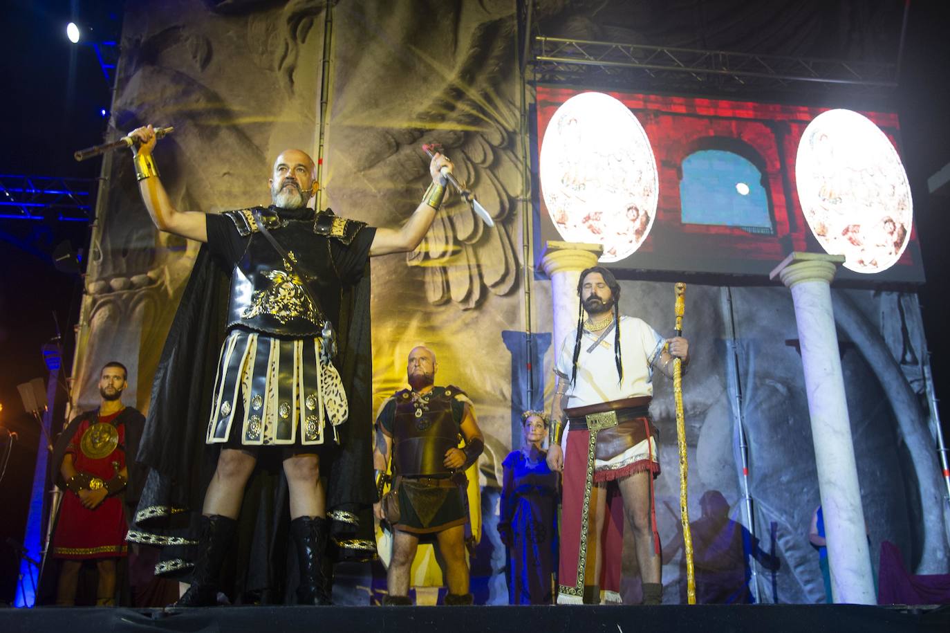 El espectáculo de luz y sonido brilló durante más de una hora y media en un escenario de cien metros de ancho, con dos grandes pantallas de vídeo.