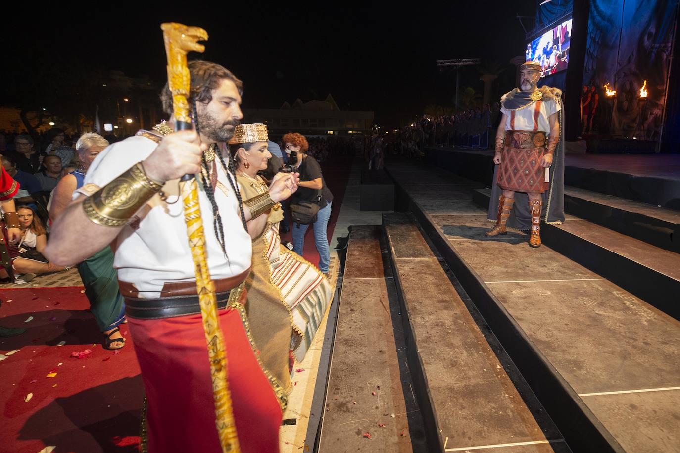 El espectáculo de luz y sonido brilló durante más de una hora y media en un escenario de cien metros de ancho, con dos grandes pantallas de vídeo.