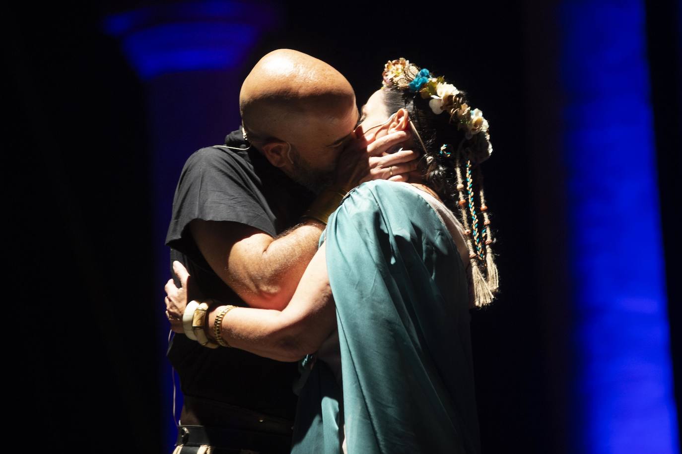 El espectáculo de luz y sonido brilló durante más de una hora y media en un escenario de cien metros de ancho, con dos grandes pantallas de vídeo.