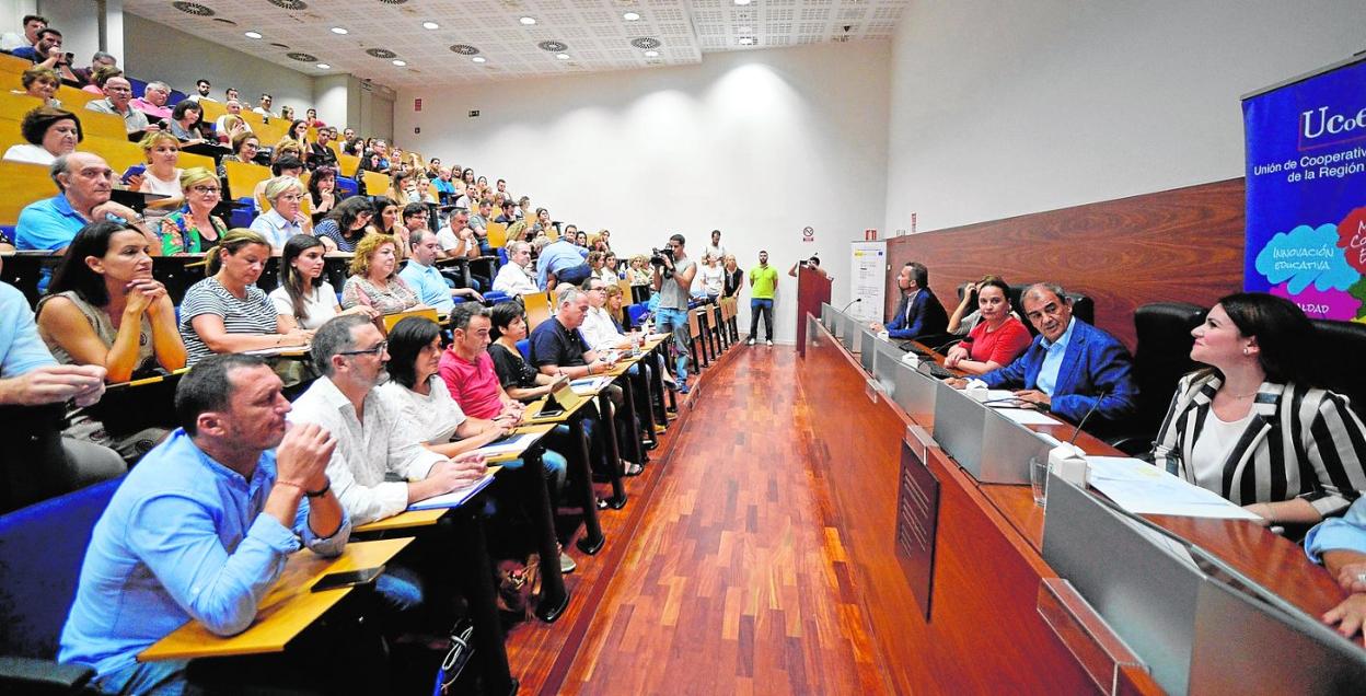 Asistentes a la asamblea de la Unión de Cooperativas de Enseñanza, ayer. A la derecha, Esperanza Moreno y Juan Antonio Pedreño. 