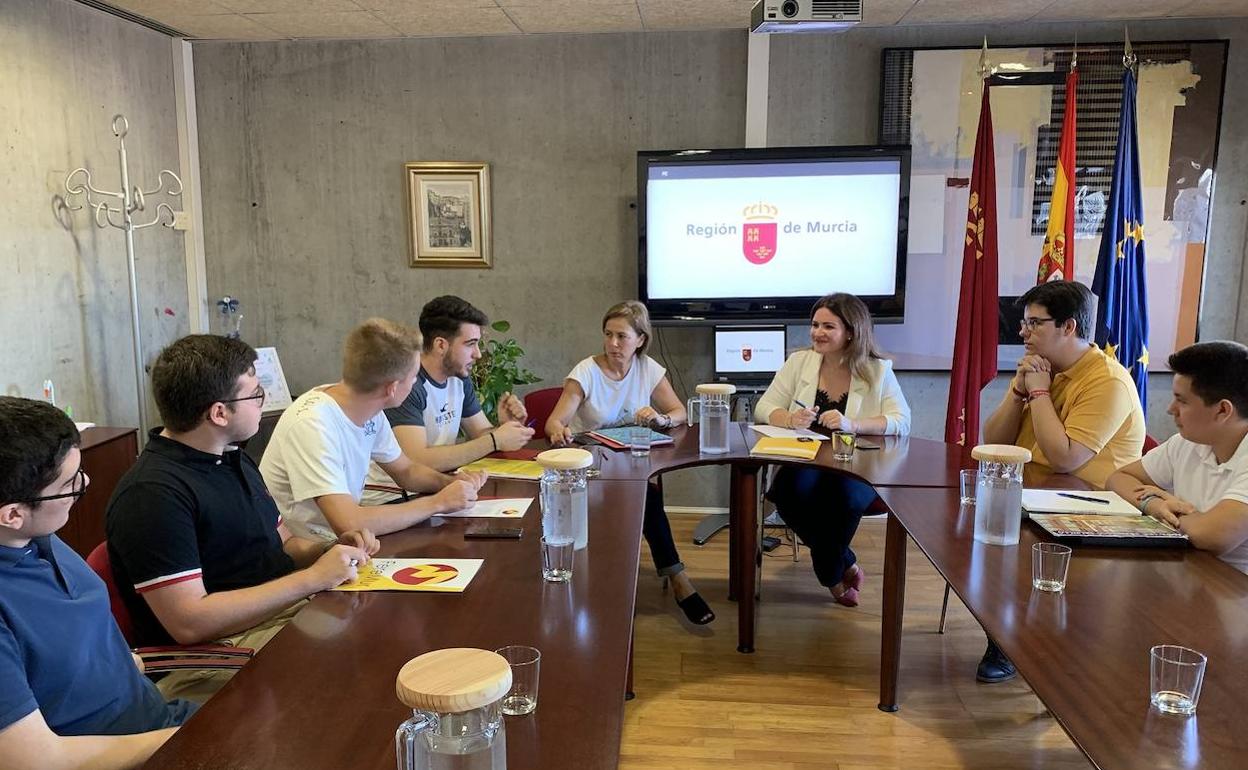 Reunión de las asociaciones Feremur y Unes con la consejera de Educación, Esperanza Moreno.