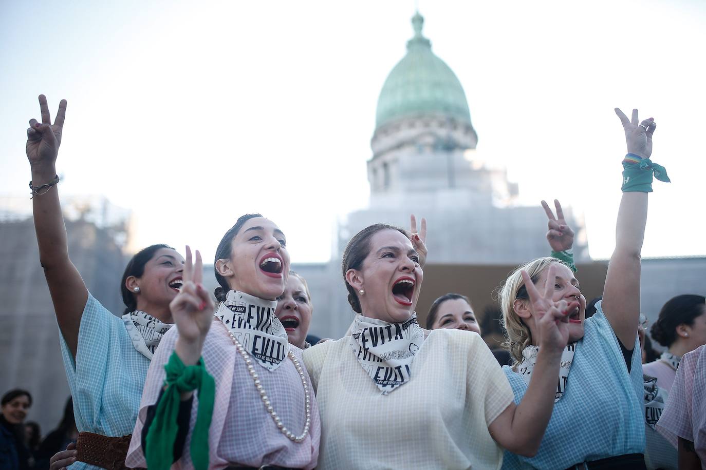 Integrantes de la agrupación «Comando Evita» se reúnen frente al Congreso argentino, en Buenos Aires, para celebrar el 72 aniversario desde que se promulgó la ley de sufragio femenino, conocida como «Ley Evita», en referencia a Eva Duarte, célebre esposa de Juan Domingo Perón.
