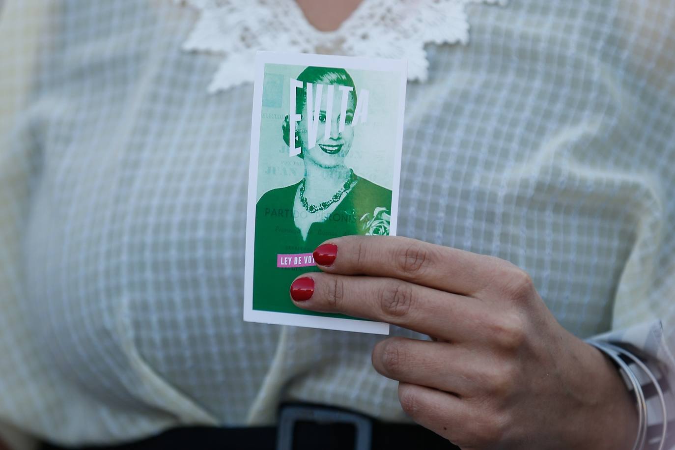 Integrantes de la agrupación «Comando Evita» se reúnen frente al Congreso argentino, en Buenos Aires, para celebrar el 72 aniversario desde que se promulgó la ley de sufragio femenino, conocida como «Ley Evita», en referencia a Eva Duarte, célebre esposa de Juan Domingo Perón.