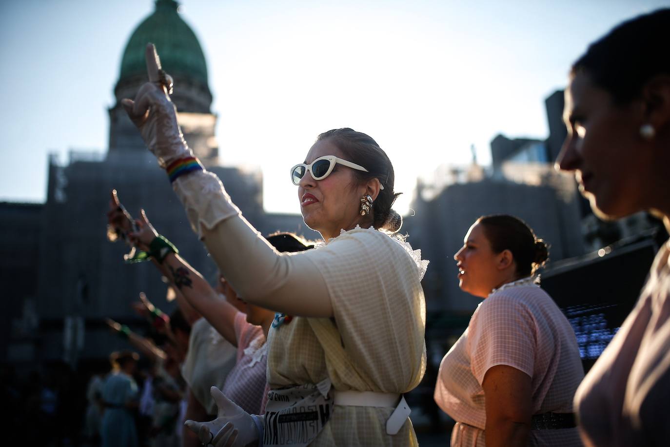 Integrantes de la agrupación «Comando Evita» se reúnen frente al Congreso argentino, en Buenos Aires, para celebrar el 72 aniversario desde que se promulgó la ley de sufragio femenino, conocida como «Ley Evita», en referencia a Eva Duarte, célebre esposa de Juan Domingo Perón.